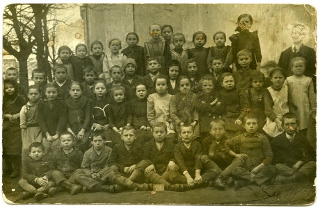 Školní fotografie asi z roku 1920. Pátá obecná